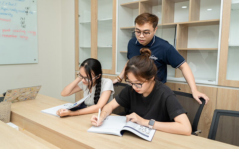 Lộ trình học IELTS 4.5 dành cho học sinh lớp 12 (tốt nghiệp THPT) tại IELTS Vietop. Lưu ý: lộ trình có thể thay đổi để phù hợp với trình độ học viên sau khi kiểm tra đầu vào