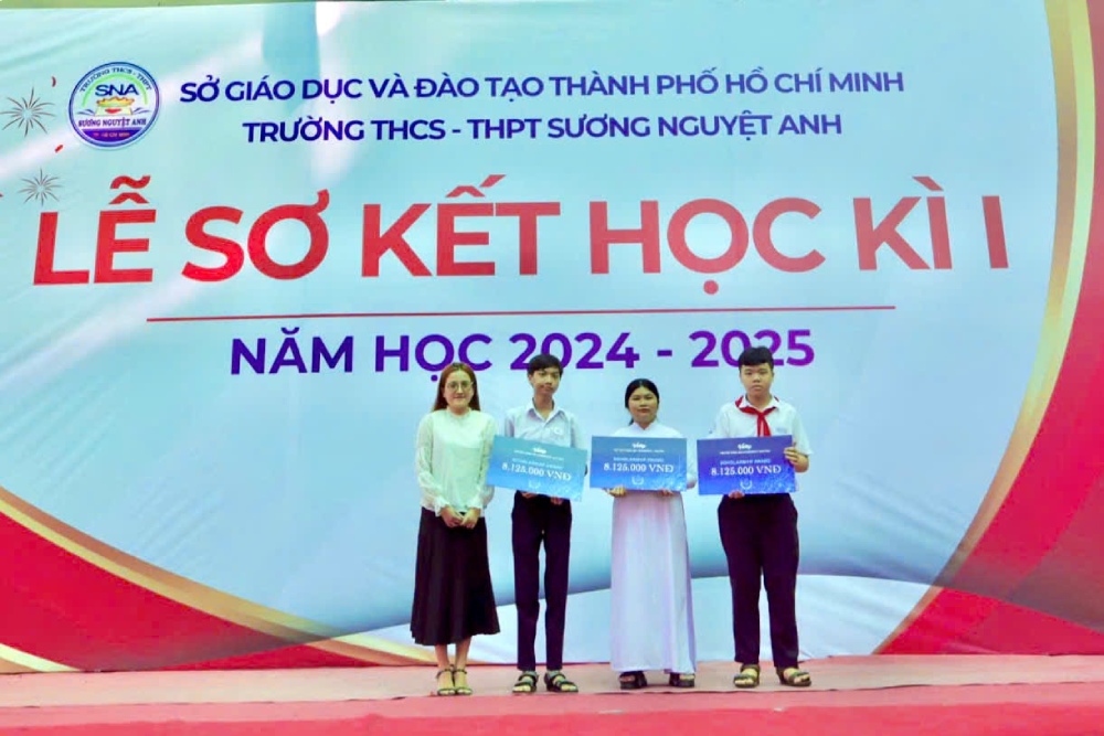 Trao học bổng Trường THPT Sương Nguyệt Anh