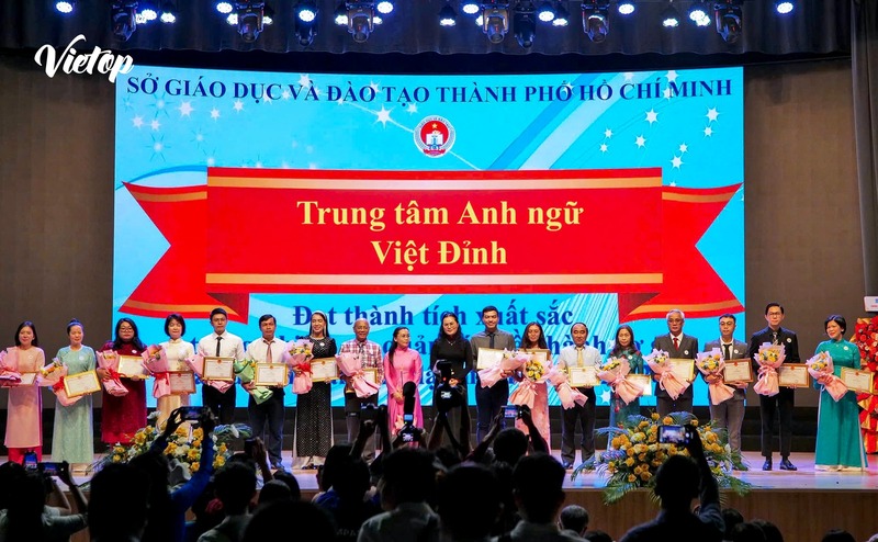 Ảnh tổng kết hội nghị năm học 2024-2025