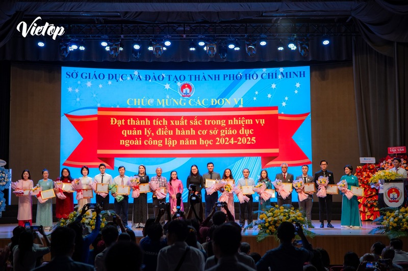 Ảnh tổng kết hội nghị năm học 2024-2025