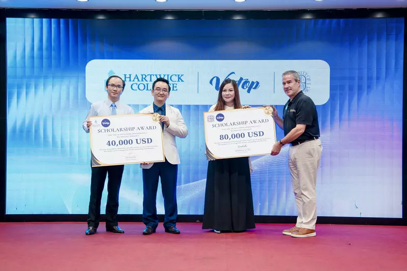 Trao tặng học bổng du học