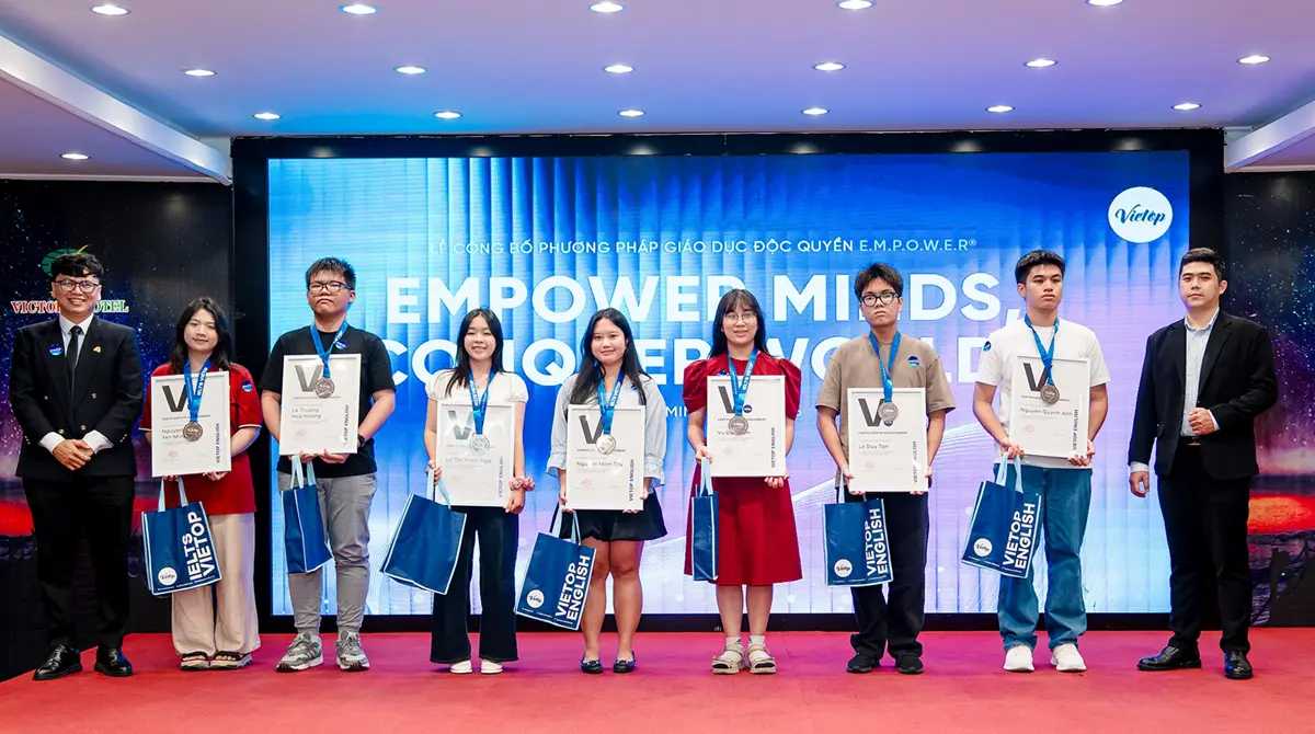 Hình ảnh minh chứng công nhận từ đối tác và học viên Vietop