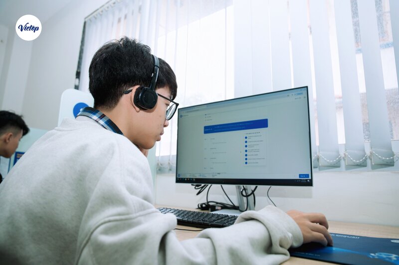 Học sinh trải nghiệm thi thử IELTS trên máy