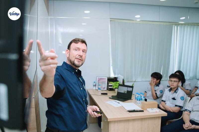 Trạm 3 - Workshop tiếng Anh của diễn giả Mr. Andrew Milner từ British Council