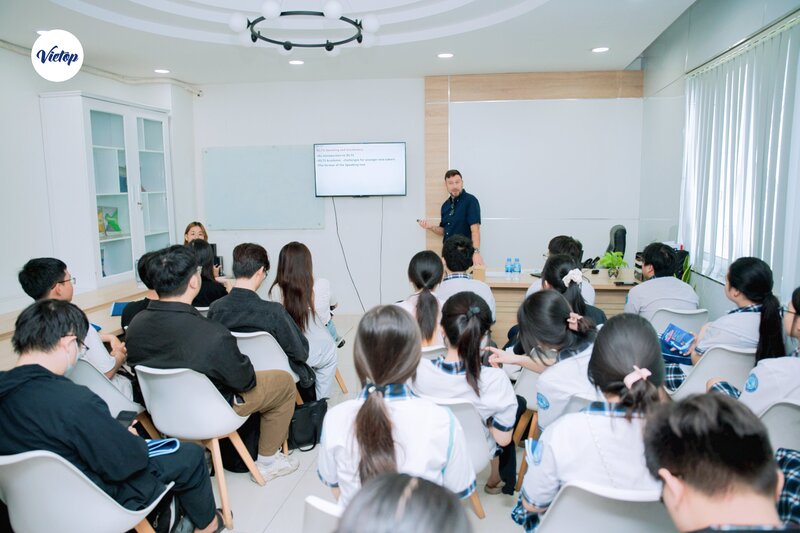 Trạm 3 - Workshop tiếng Anh của diễn giả Mr. Andrew Milner từ British Council