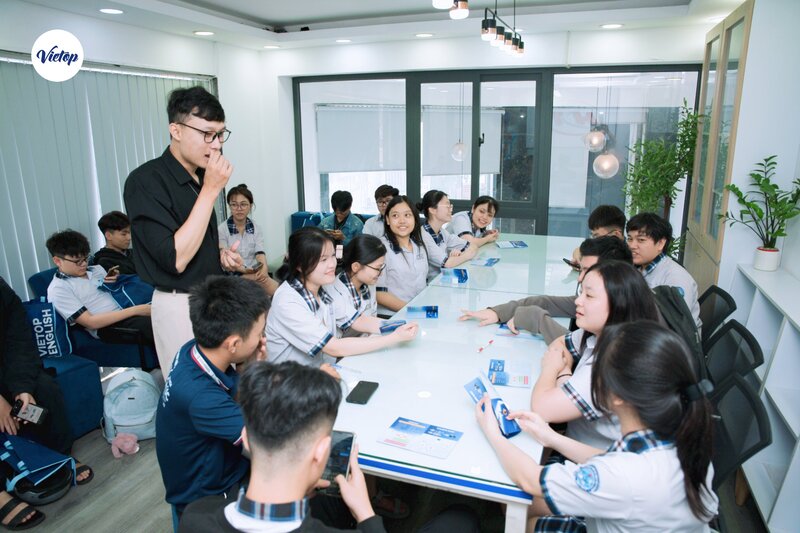 Trạm 4 - Xả tress cùng hoạt động board game tiếng Anh vui nhộn