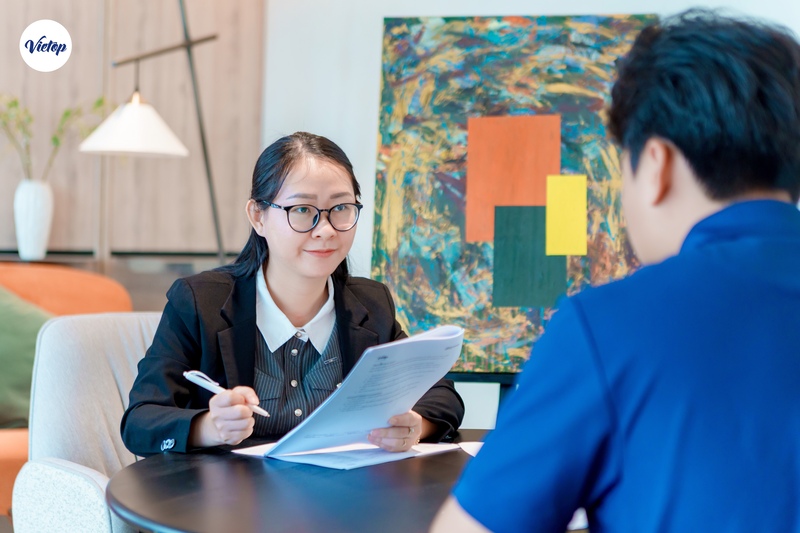 Giáo viên Vietop phỏng vấn nhân sự BM Windows trong phần thi IELTS Speaking