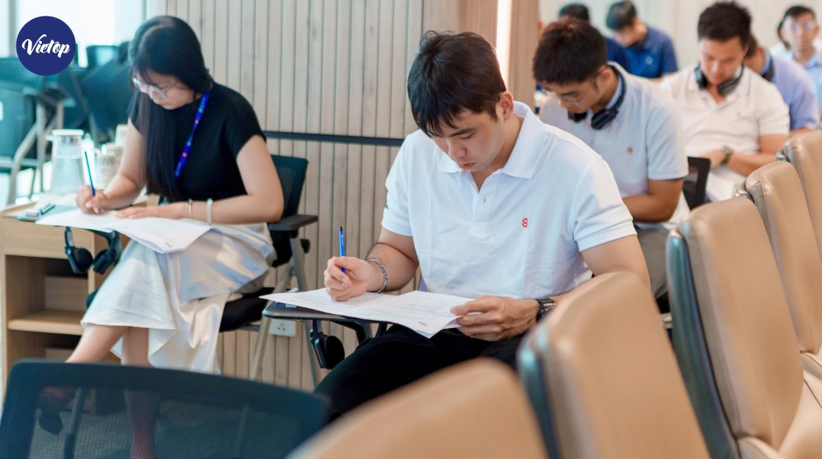 Nhân sự BM Windows tập trung làm bài thi thử IELTS