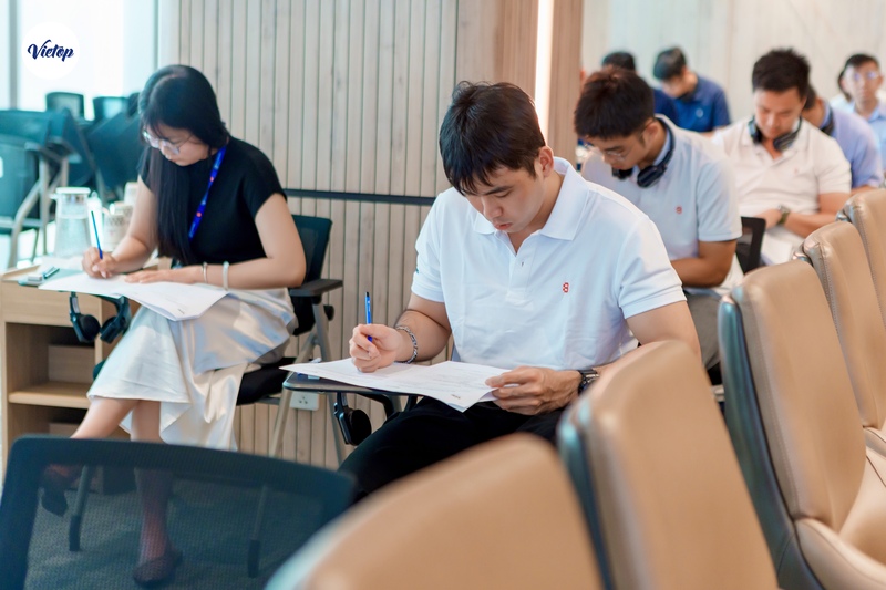 Nhân sự BM Windows tập trung làm bài thi thử IELTS