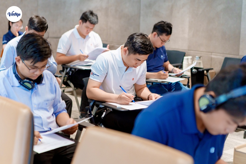 Nhân sự BM Windows tham gia thi thử IELTS cùng Vietop