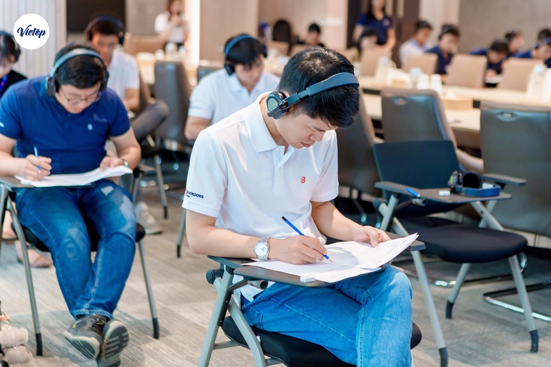 Nhân sự BM Windows thực hiện bài thi IELTS Listening
