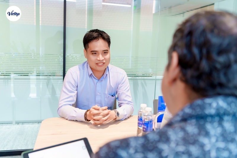 Nhân sự BM Windows thực hiện phần thi IELTS Speaking cùng Vietop