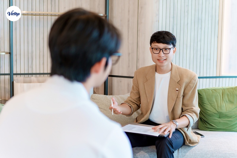 Nhân sự BM Windows trao đổi trực tiếp trong phần thi IELTS Speaking
